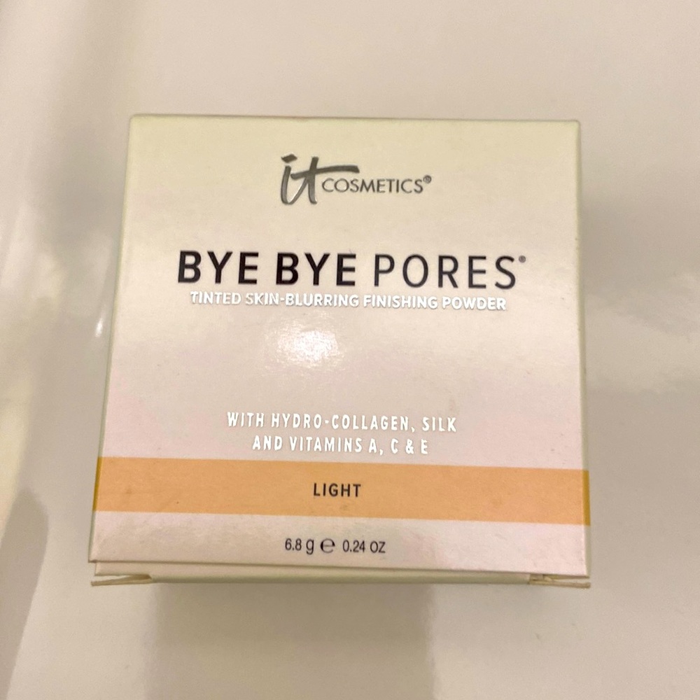 It Cosmetics Bye Bye Pores tinted skin blurring finishing powder in light